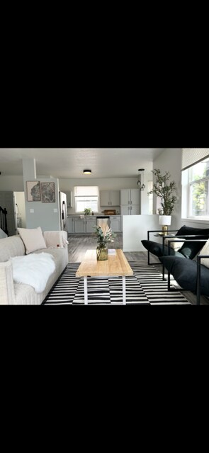 Building Photo - 503 NE San Rafael St