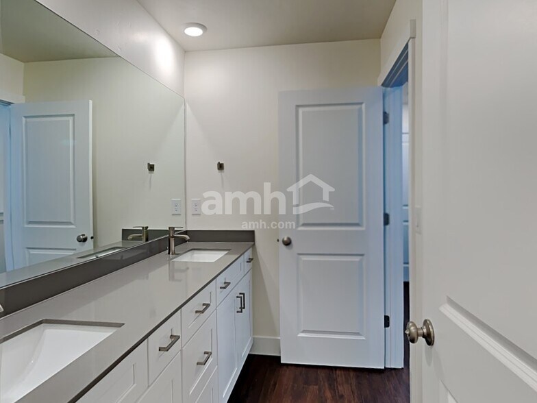 Building Photo - 1113 Moorside Ave