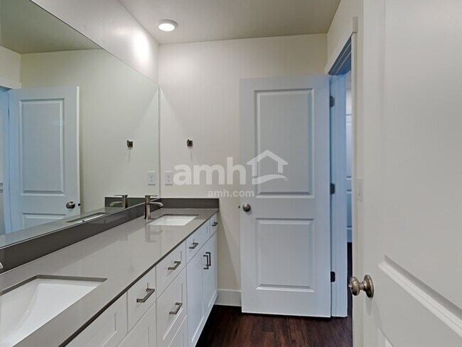 Building Photo - 1113 Moorside Ave