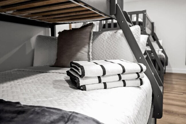 Building Photo - 17621 NE 7th Ave