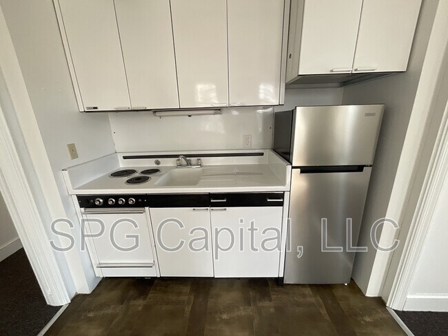 Building Photo - 5 Center Square