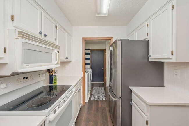 Building Photo - Enjoy resort-style amenities with this rental!