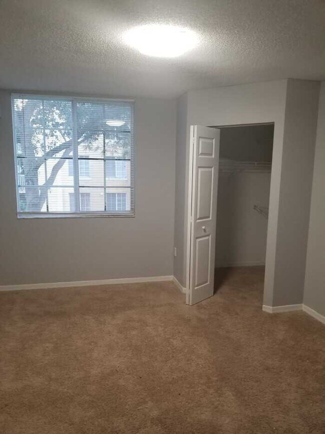 Building Photo - Bldg 8- Uni 206- Spacious 1bed/1bath-2nd f...
