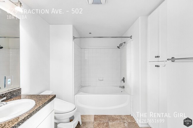 Building Photo - Bright 1 Bed/1 Bath Arts District Condo| S...