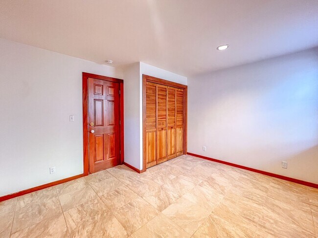 Building Photo - Charming One Bedroom Apartment