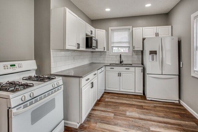 Building Photo - Charming Aksarben Gem