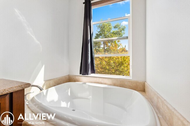 Building Photo - Modern 2 Bed, 2.5 Bath Townhome Available in Aliso Viejo!