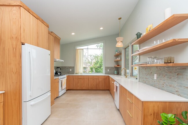 Building Photo - CHARMING, MODERN, CUSTOM HOME IN MID-CITY FOR RENT