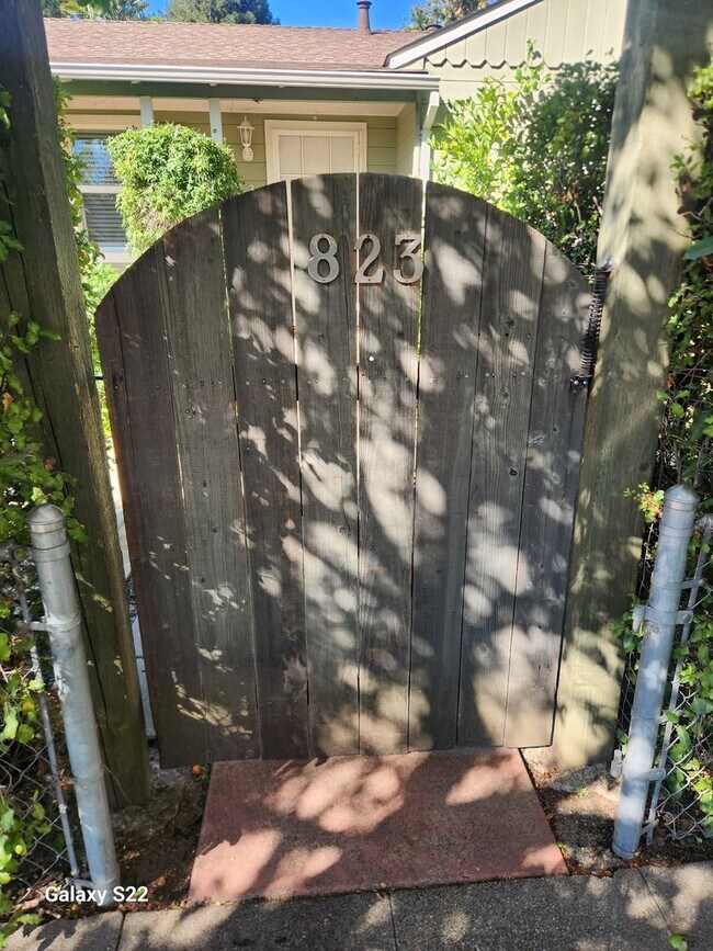 Building Photo - Beautiful 2 bedroom/1 bathroom home with a...