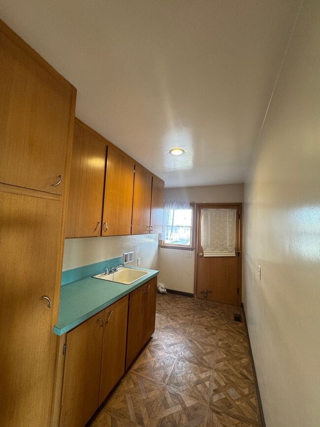 Building Photo - Move in special-HALF off first month's rent!
