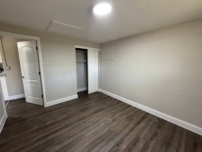 Building Photo - 702 21st Ave W