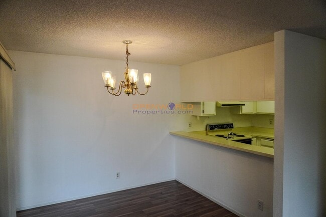 Building Photo - 2 Bed | 2 Bath | Light, Bright & Airy Cond...