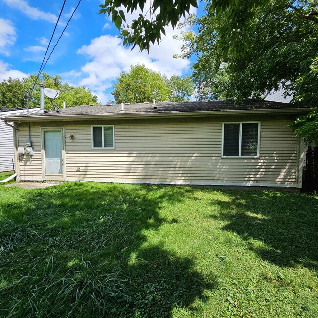 Building Photo - 3 Bed Ranch with New Carpet and Freshly Pa...