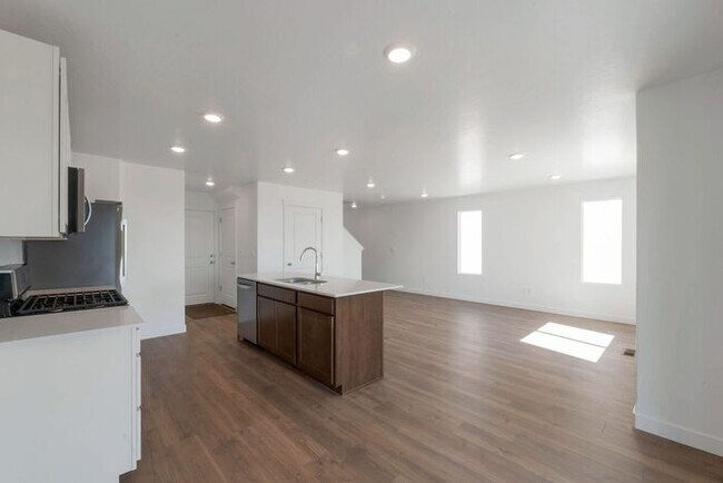 Building Photo - BRAND NEW LUXURY ROW END TOWNHOUSE W 2 CAR GARAGE