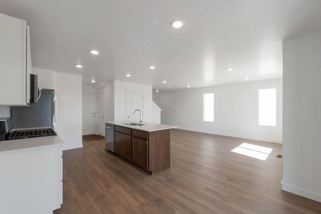 Building Photo - INVERNESS - BRAND NEW LUXURY ROW END THOUSE W 2 CAR GARAGE