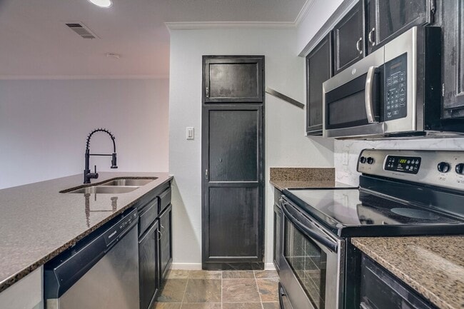 Building Photo - 8888 Tallwood Dr