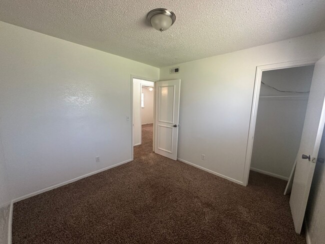 Building Photo - 3 bed, 1 bath, 1 car garage
