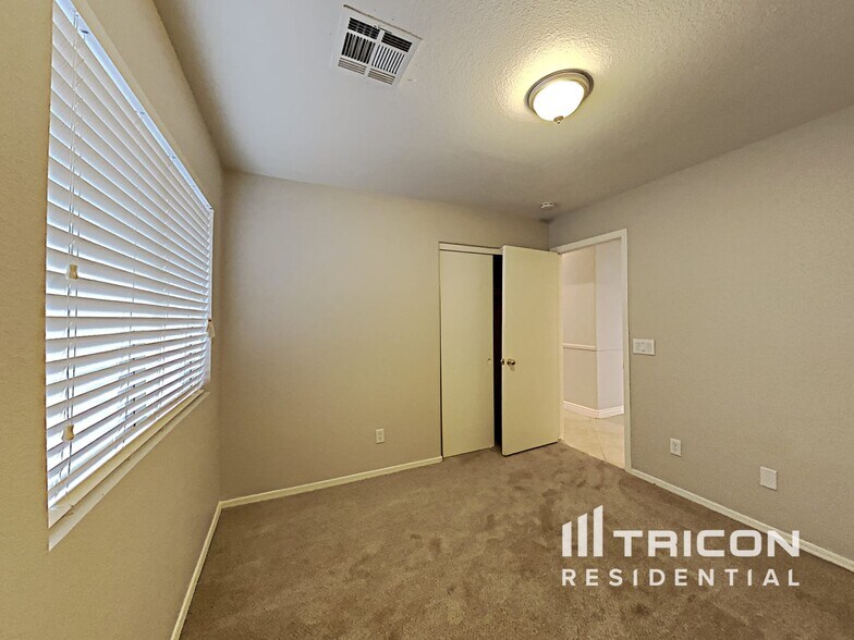 Building Photo - 831 E Yuma Ave