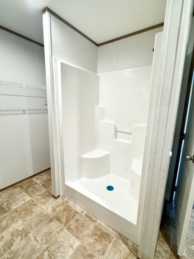 Building Photo - Move in Ready! 3 bedrooms/ 2 Baths! Beautiful space!