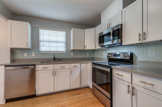 Building Photo - BLUE BONNET HILLS 3-BEDROOM