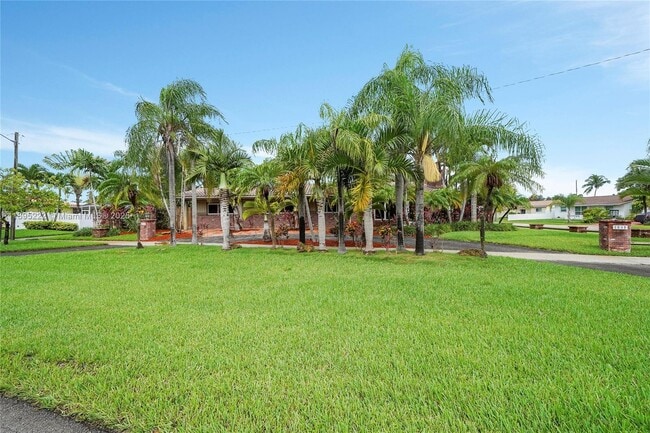 Building Photo - 1518 N Yale Dr