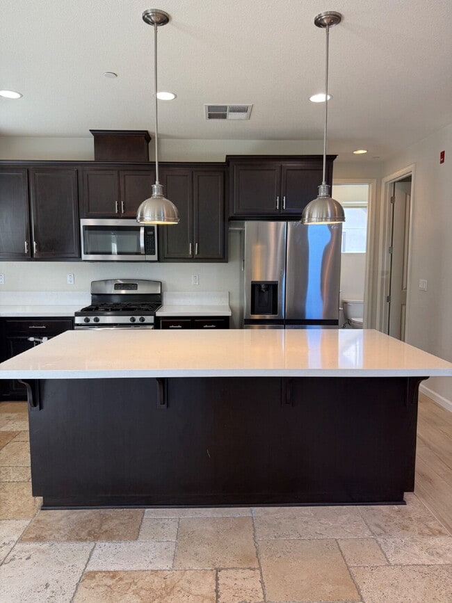 Building Photo - Gorgeous 4 Bed/4 Bath End Unit Condo with ...