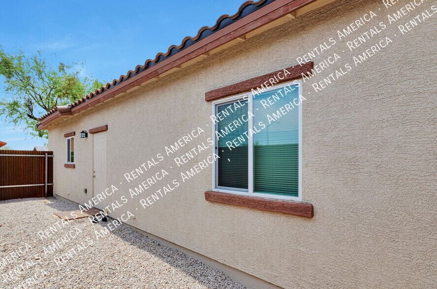 Building Photo - 3727 N Stone Ave