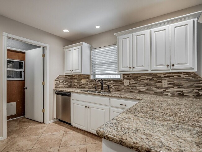 Building Photo - Updated 4-Bedroom Home with Spacious Layou...