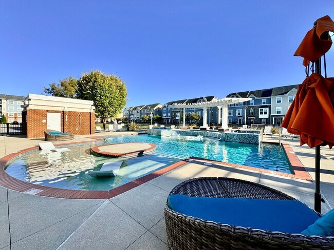 Building Photo - Available 07-08-26! Townhouse w/Garage - Pet Friendly - All Appliances Convey!