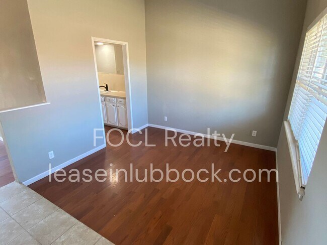 Building Photo - 3 bed 2 bath