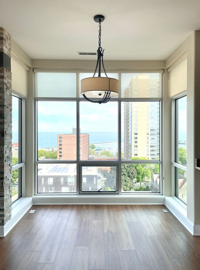 Building Photo - Luxury Top-Floor Condo for Rent