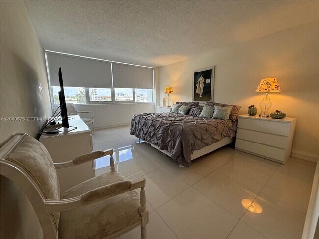Building Photo - 3140 S Ocean Dr
