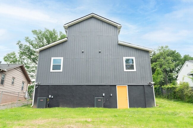 Building Photo - 2642 Summit Ave
