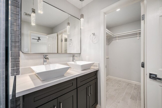 Building Photo - 10818 Hillcroft Ave