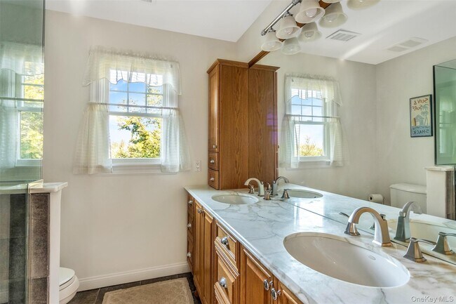 Building Photo - 435 Luptons Point Rd