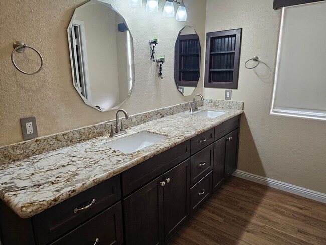 Building Photo - Spacious 5 bd room 2.5 bathroom home