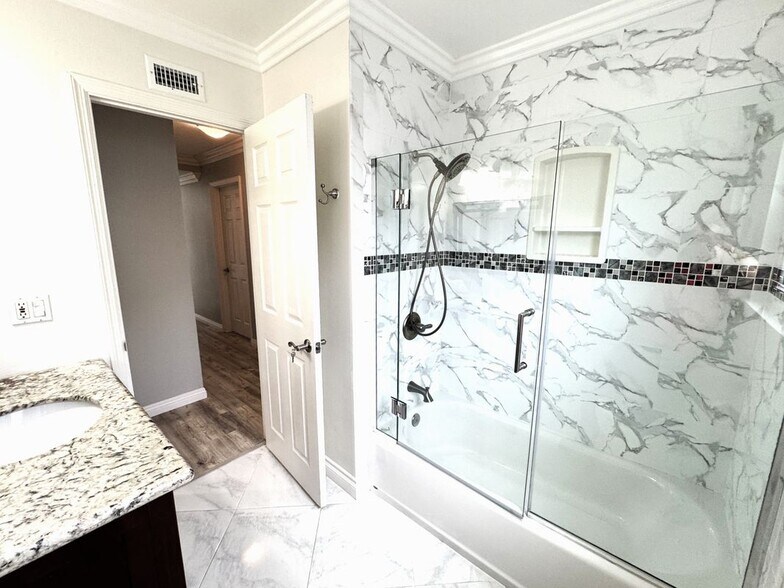 Building Photo - 17442 Jefferson Ln