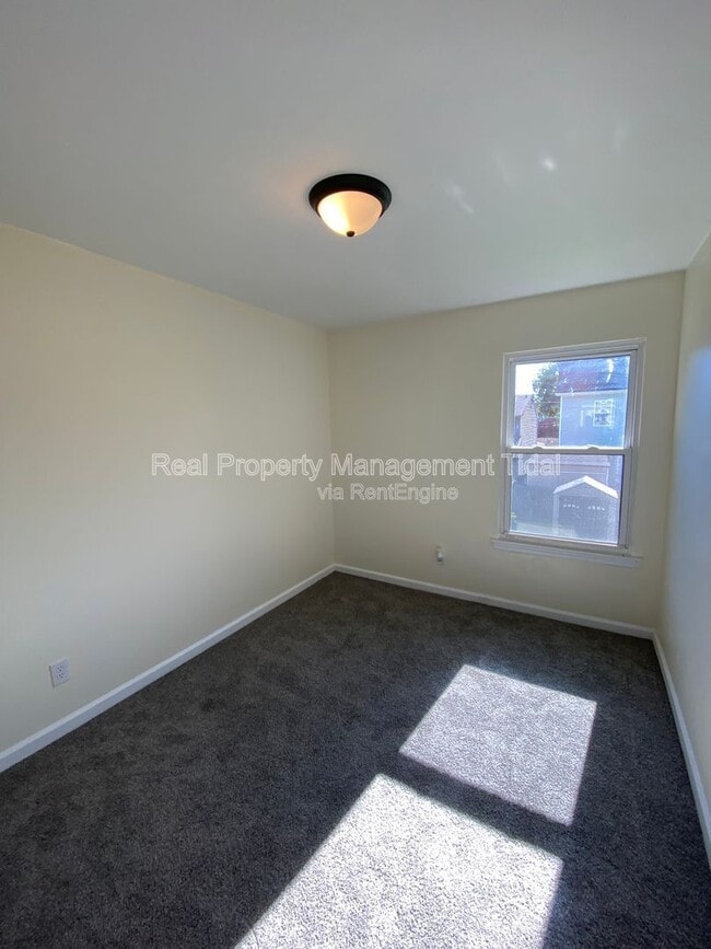 Building Photo - 726 19th St