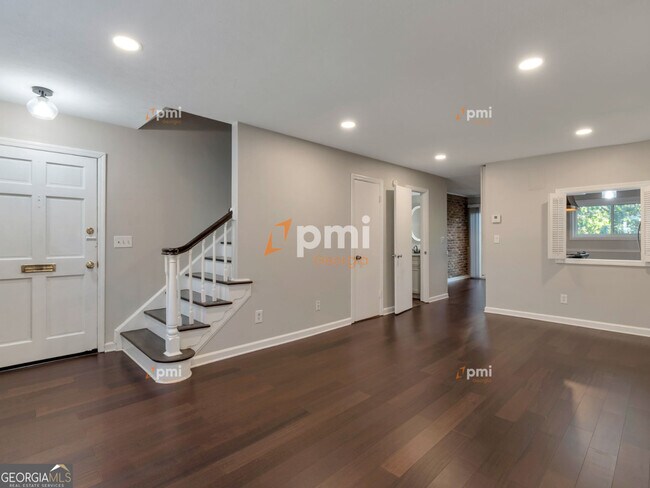 Building Photo - 3083 Colonial Way