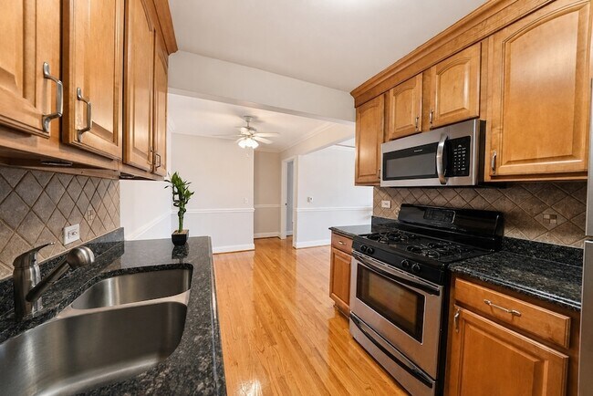 Building Photo - 4940 N Leonard Dr