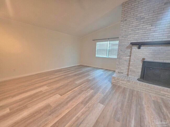 Building Photo - 760 Briarwood Dr