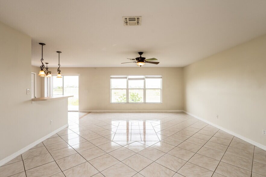Building Photo - 621 Skyridge Rd