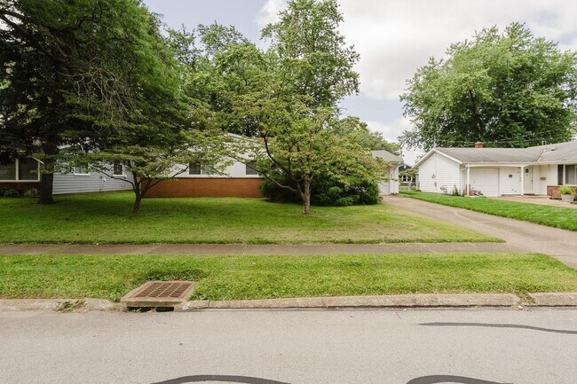 Building Photo - 2825 Hinde Ave