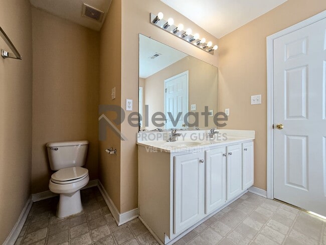 Building Photo - 805 Parkland Pl