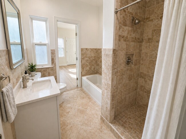 Building Photo - 211 N Vendome St