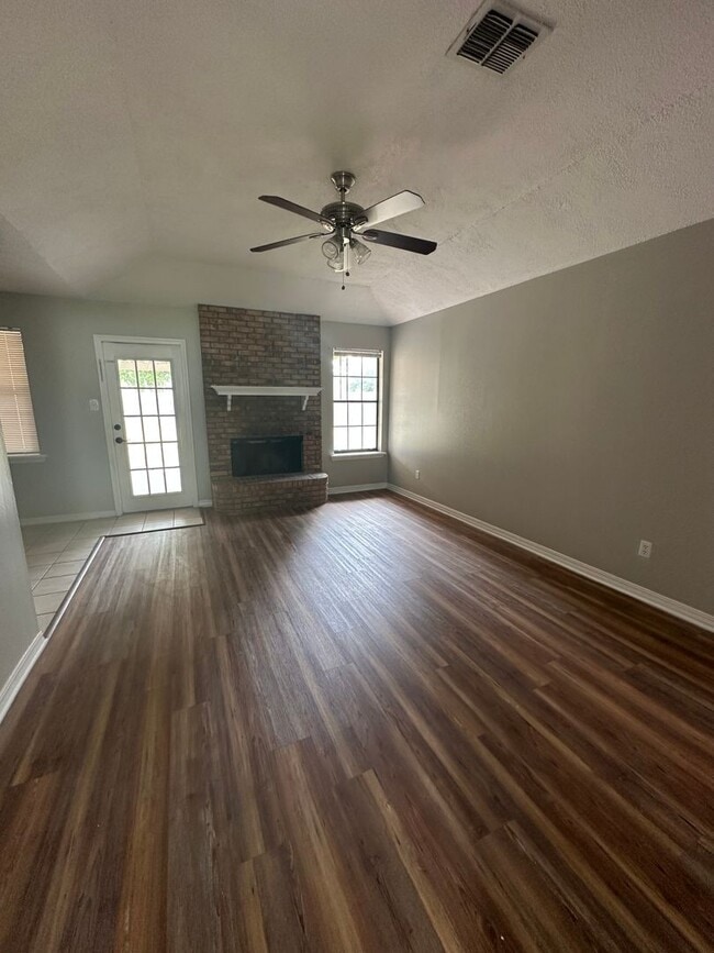 Building Photo - 3 Bed; 2.5 Bath Bossier Home