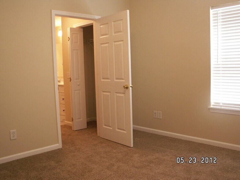Building Photo - 7400 Courtyard Dr