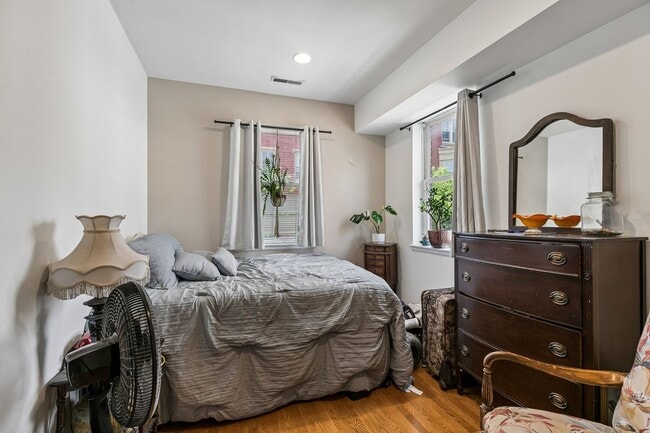 Building Photo - Well-maintained 2-bedroom, 1-bath bi-level apartment | Washington Square West