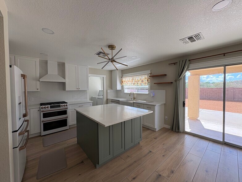 Building Photo - 10552 S Sunshower Way