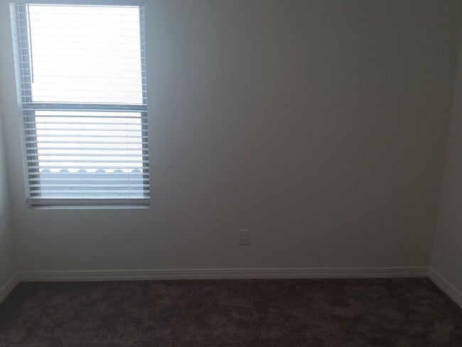 Building Photo - 3 Bedroom, 2 Bathroom Home! Schedule a Sho...